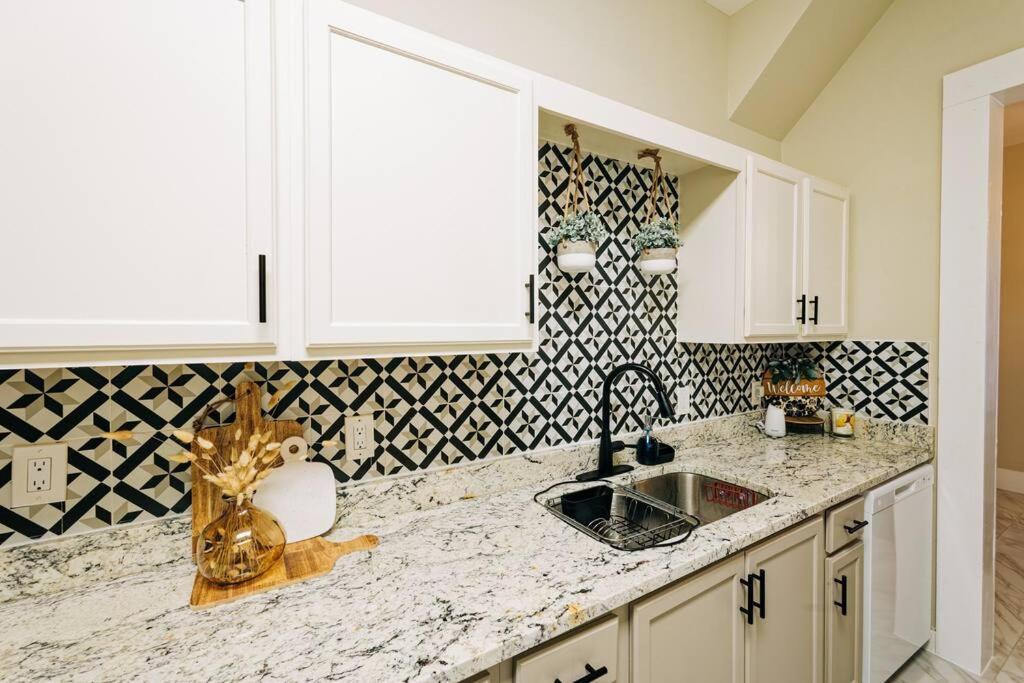 Close To Downtown San Antonio,Tx With Private Backyard And Firepit Exterior photo